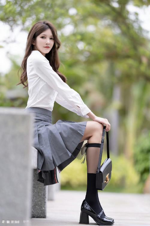 结婚典礼上我被伴郎丢进鱼塘,未婚夫暴跳如雷